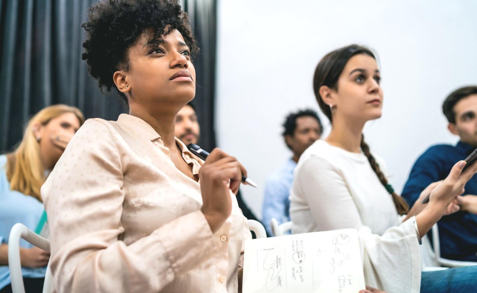 Studenten bei der Analyse von Wirtschaftsdaten